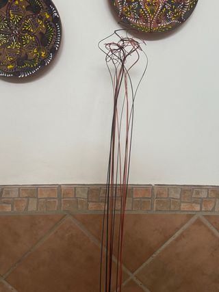 Jarrón azul con flores naranjas