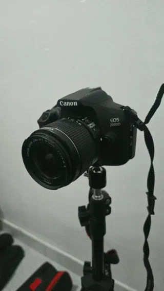Cámara Canon EOS 2000D con bolso y cargador