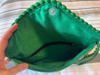 Bolso de mano dorado con pulsera