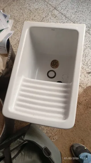 Pila de lavar blanca