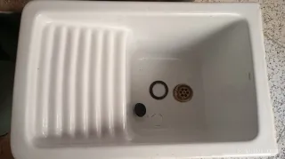 Pila de lavar blanca