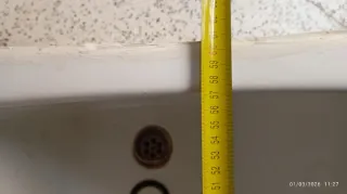 Pila de lavar blanca