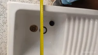 Pila de lavar blanca