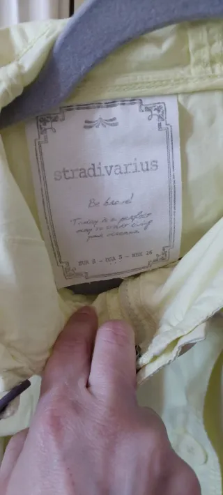 Parka Stradivarius amarilla