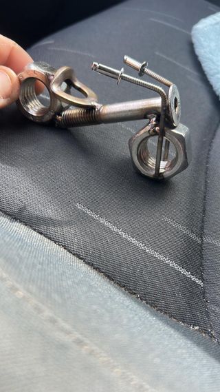 Moto decorativa de tuercas y tornillos