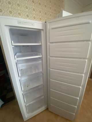 Congelador Corberó CCVH17023NFW