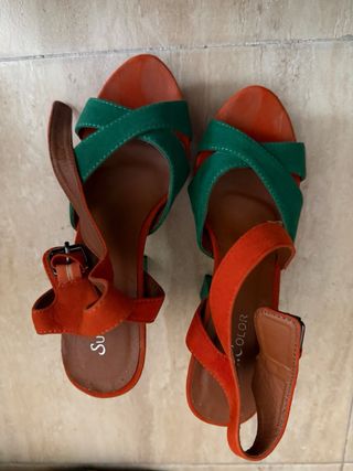 Sandalias de tacón verde y naranja
