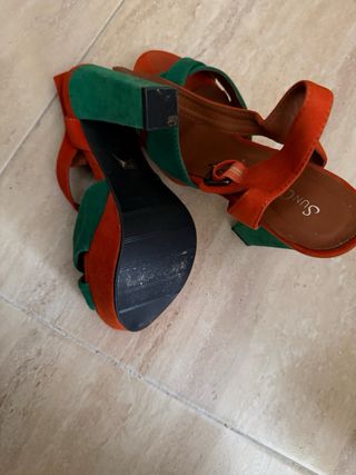 Sandalias de tacón verde y naranja