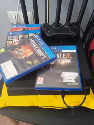 PS4 Negra con 1 Mando y 4 Juegos