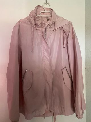 Chaqueta rosa con capucha