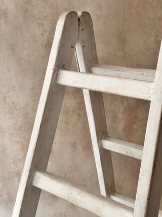 Escalera de pintor madera blanca