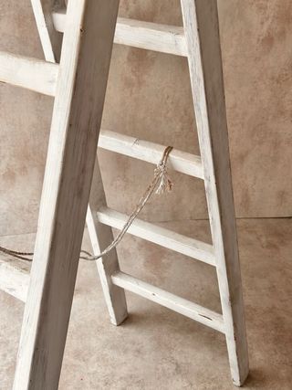 Escalera de pintor madera blanca