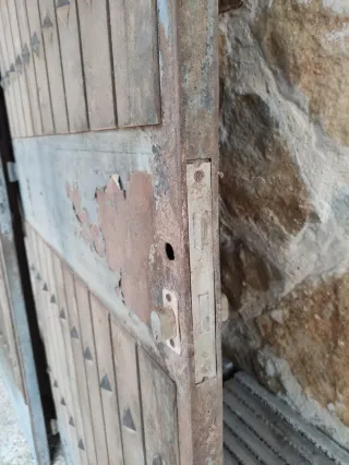 Juego de 2 portones antiguos rústicos.