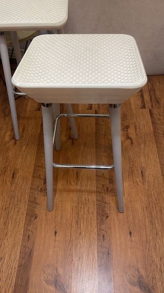 Taburetes blancos y plateados