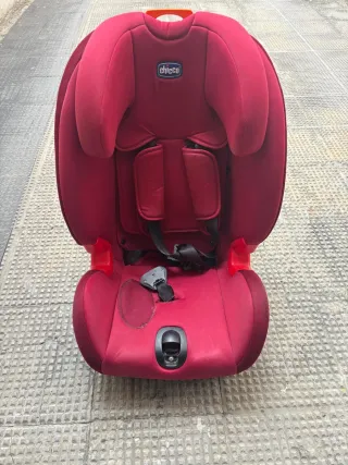 Silla de coche para bebé color burdeo. Chico.