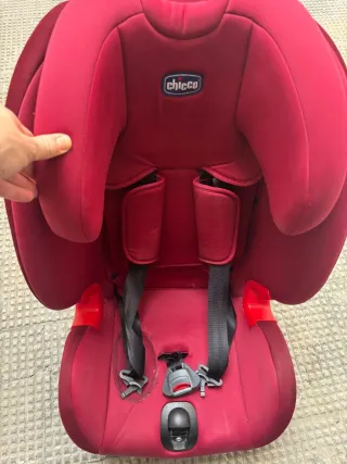 Silla de coche para bebé color burdeo. Chico.