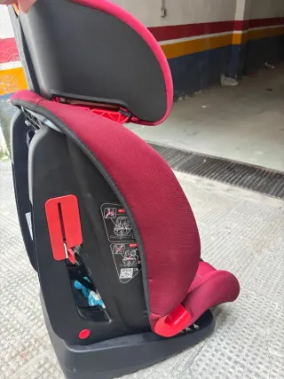 Silla de coche para bebé color burdeo. Chico.