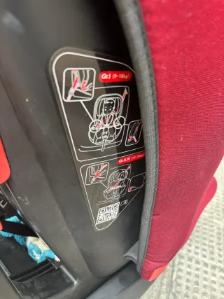 Silla de coche para bebé color burdeo. Chico.