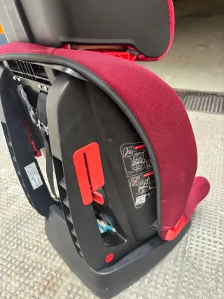 Silla de coche para bebé color burdeo. Chico.