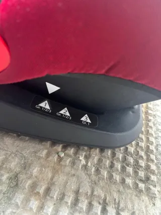 Silla de coche para bebé color burdeo. Chico.