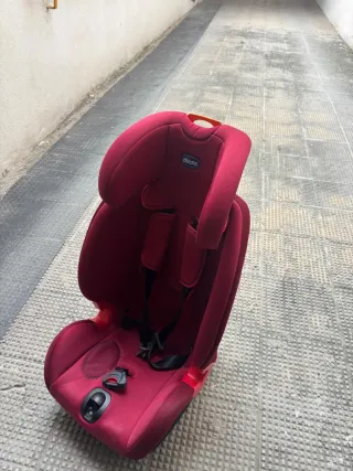 Silla de coche para bebé color burdeo. Chico.