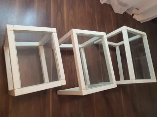 Mesas auxiliares de madera y vidrio