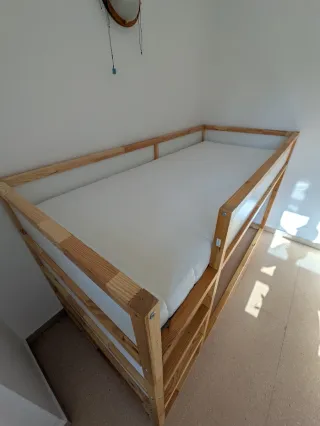 Cama alta Ikea madera y blanco