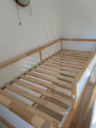 Cama alta Ikea madera y blanco