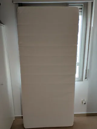 Cama alta Ikea madera y blanco