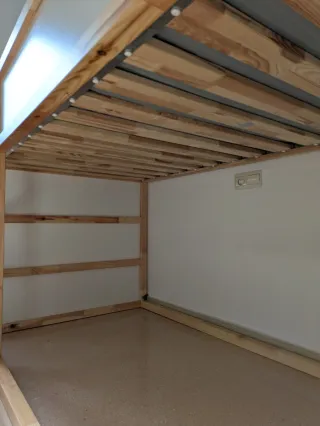 Cama alta Ikea madera y blanco