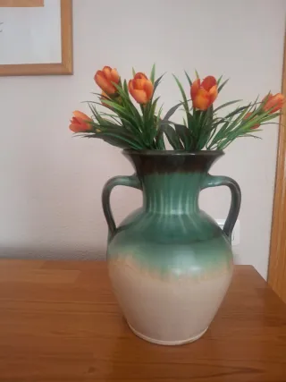 Jarrón Cerámica Verde y Beige con Flores