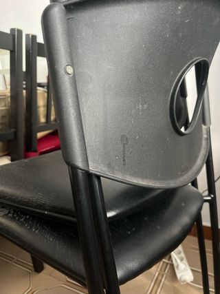 Sillas de oficina negras, las dos por 20€.