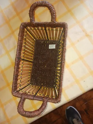 Cesta de mimbre y bambú con asas
