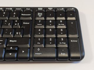 Teclado Logitech K220 Inalámbrico + Receptor USB