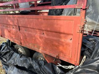 Remolque de carga rojo