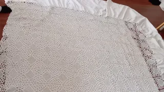 Colcha bordada de tela blanca