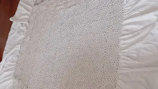 Colcha bordada de tela blanca