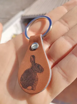 Llavero de piel con grabados personalizados