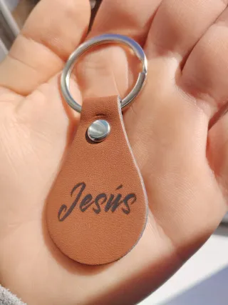 Llavero de piel con grabados personalizados