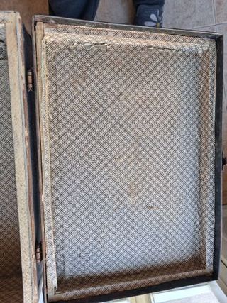 Maleta antigua de cartón decorada