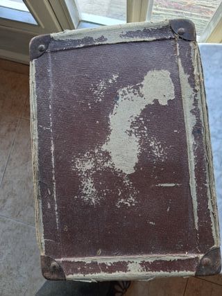 Maleta antigua de cartón decorada