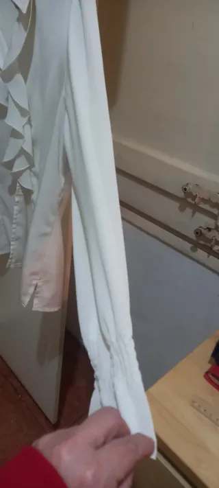 Camisa blanca de seda con volantes