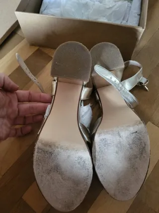 Sandalias doradas tacón ancho plataforma