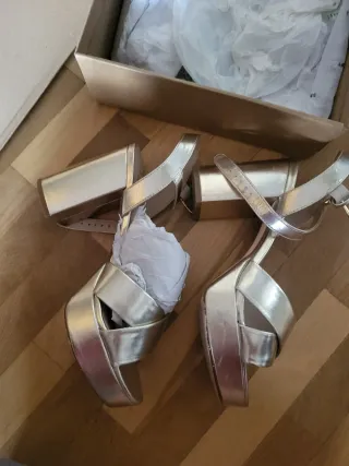 Sandalias doradas tacón ancho plataforma