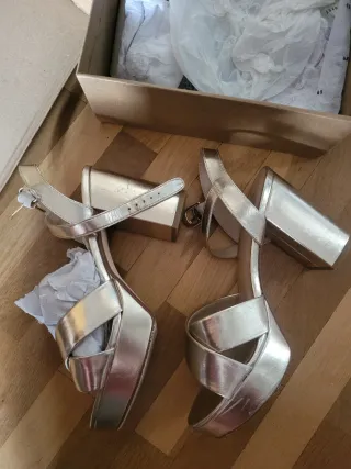 Sandalias doradas tacón ancho plataforma