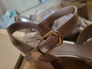 Sandalias doradas tacón ancho plataforma