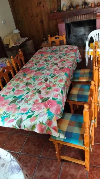 Mesa de comedor de madera con sillas a juego.