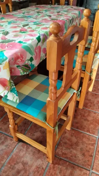 Mesa de comedor de madera con sillas a juego.