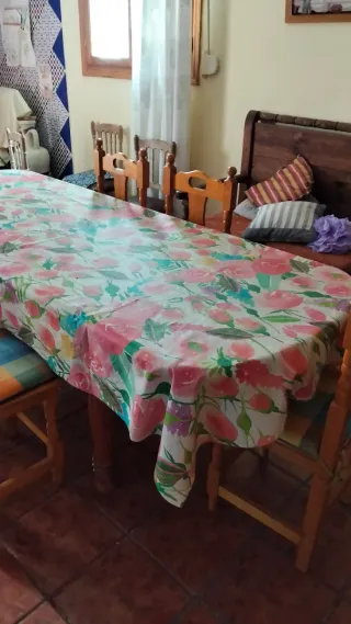 Mesa de comedor de madera con sillas a juego.