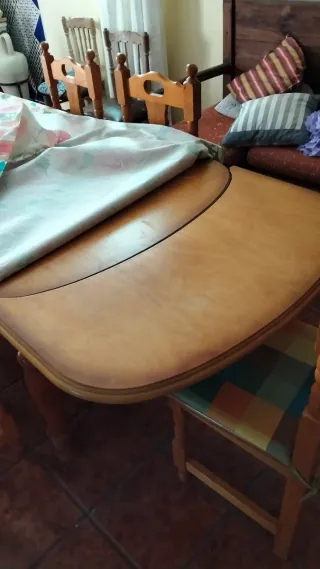 Mesa de comedor de madera con sillas a juego.